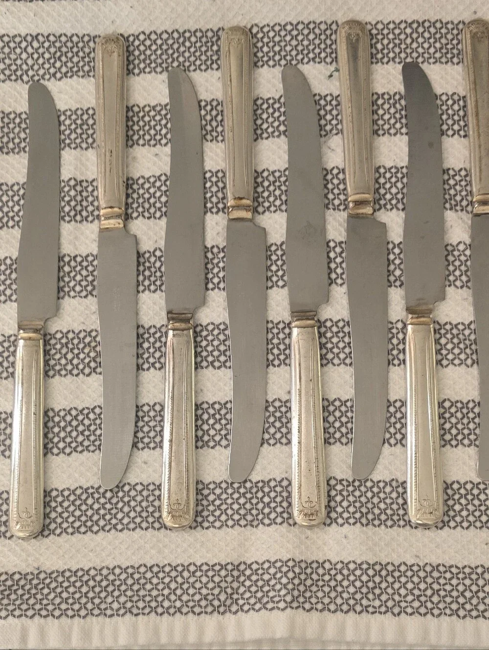 Source Unknown set knives
